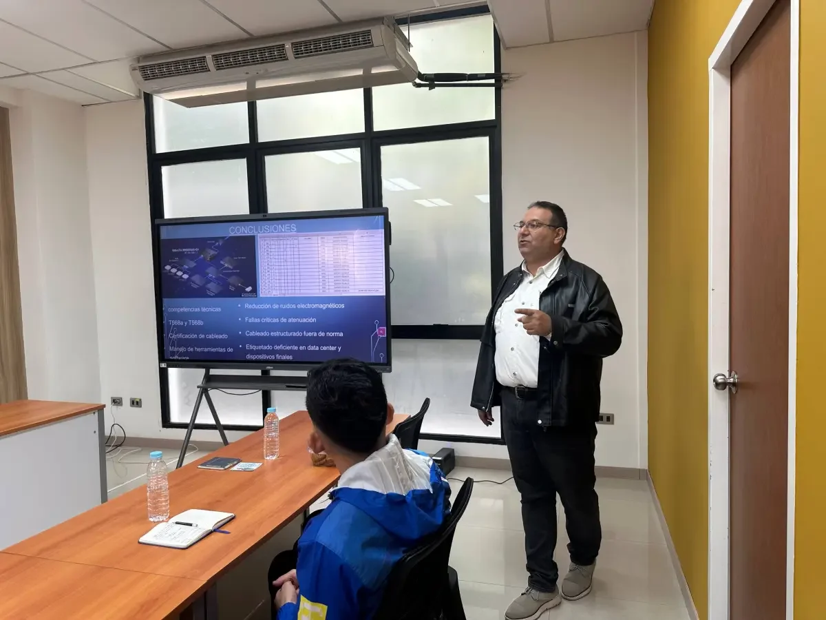 Fotografía de portada: FUVIDIT y UNETI evalúan proyectos de pasantías en Informática y Telecomunicaciones